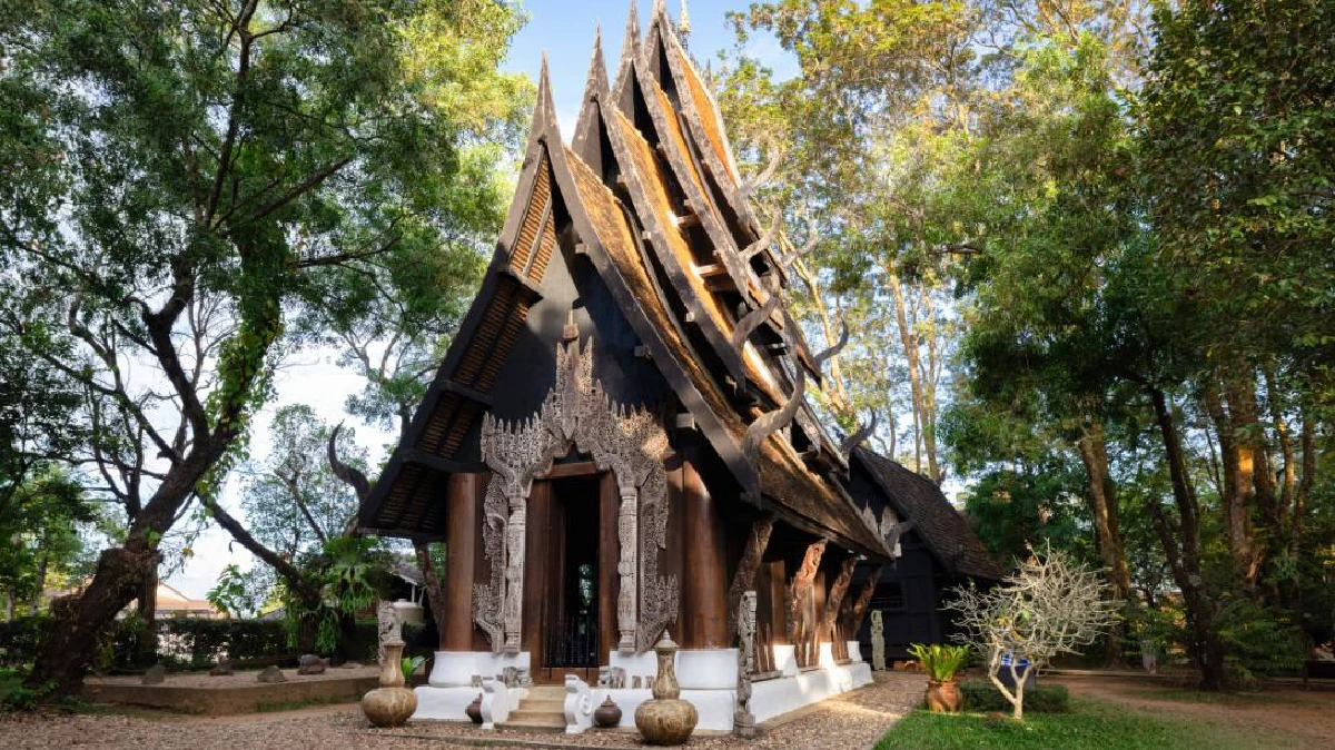 How to visit Chiang Rai black temple from Chiang Mai