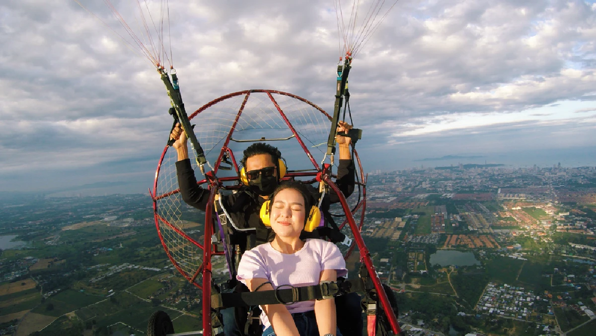 Paramotor and Light Aircraft Flying in Pattaya