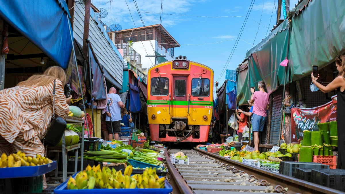 ทัวร์ร่วมกลุ่มตลาดร่มหุบ ตลาดน้ำดำเนินสะดวก ออกจากกรุงเทพฯ